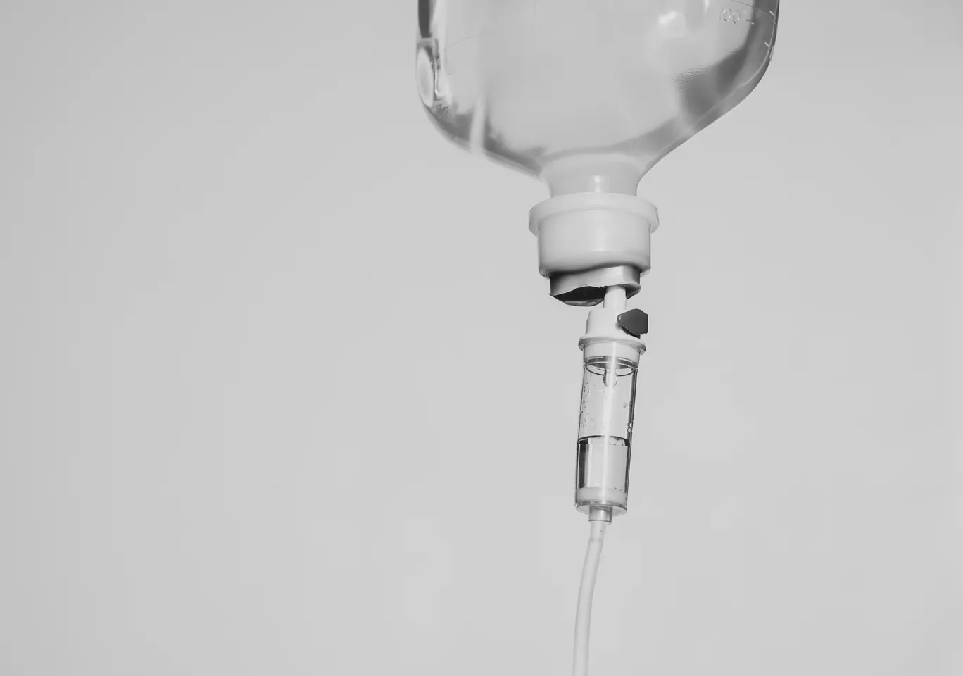 Kroplówki witaminowe Halinów: butelka soli fizjologicznej z komorą kroplową