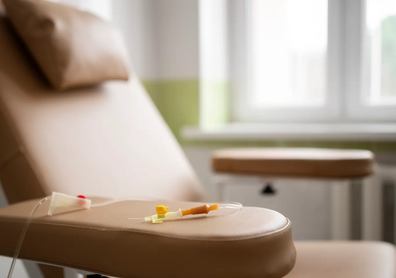 Kroplówki witaminowe Serock: fotel zabiegowy z przygotowaną linią infuzyjną