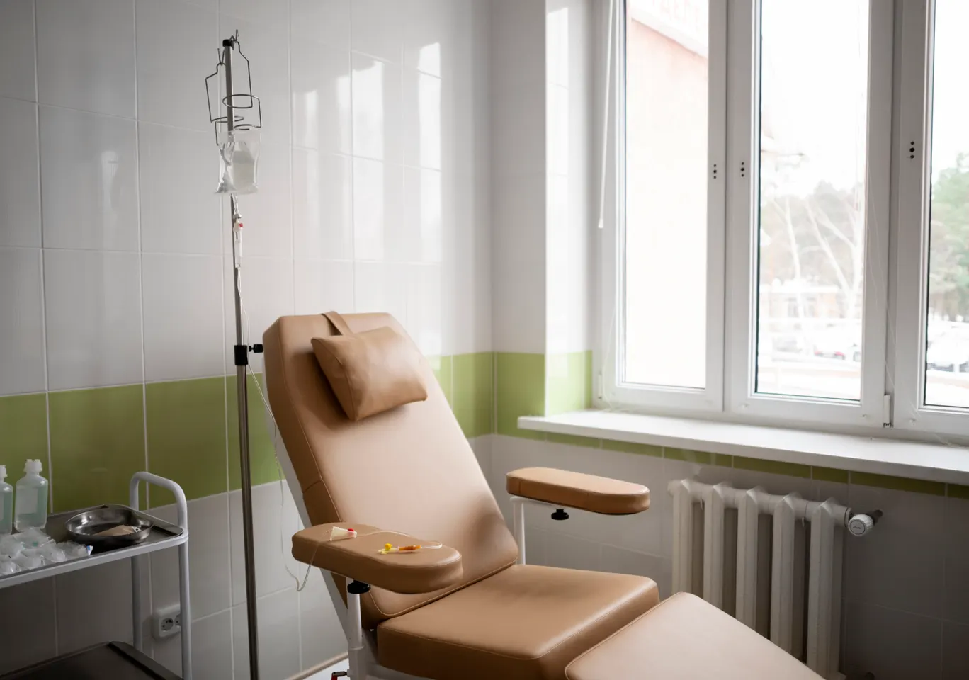 Kroplówki witaminowe Pruszków: gabinet zabiegowy z fotelem i stojakiem na kroplówkę