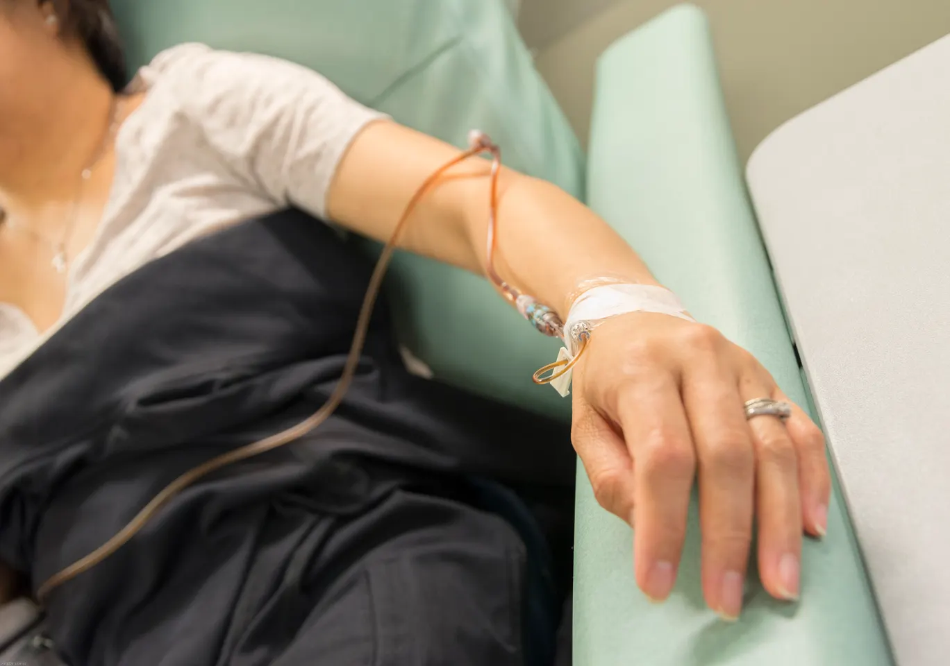 Kroplówki witaminowe Błonie: ręka z podłączoną linią infuzyjną w trakcie zabiegu