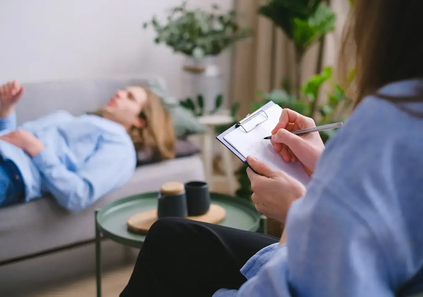 Leczenie uzależnień Warszawa: sesja terapeutyczna na kozetce