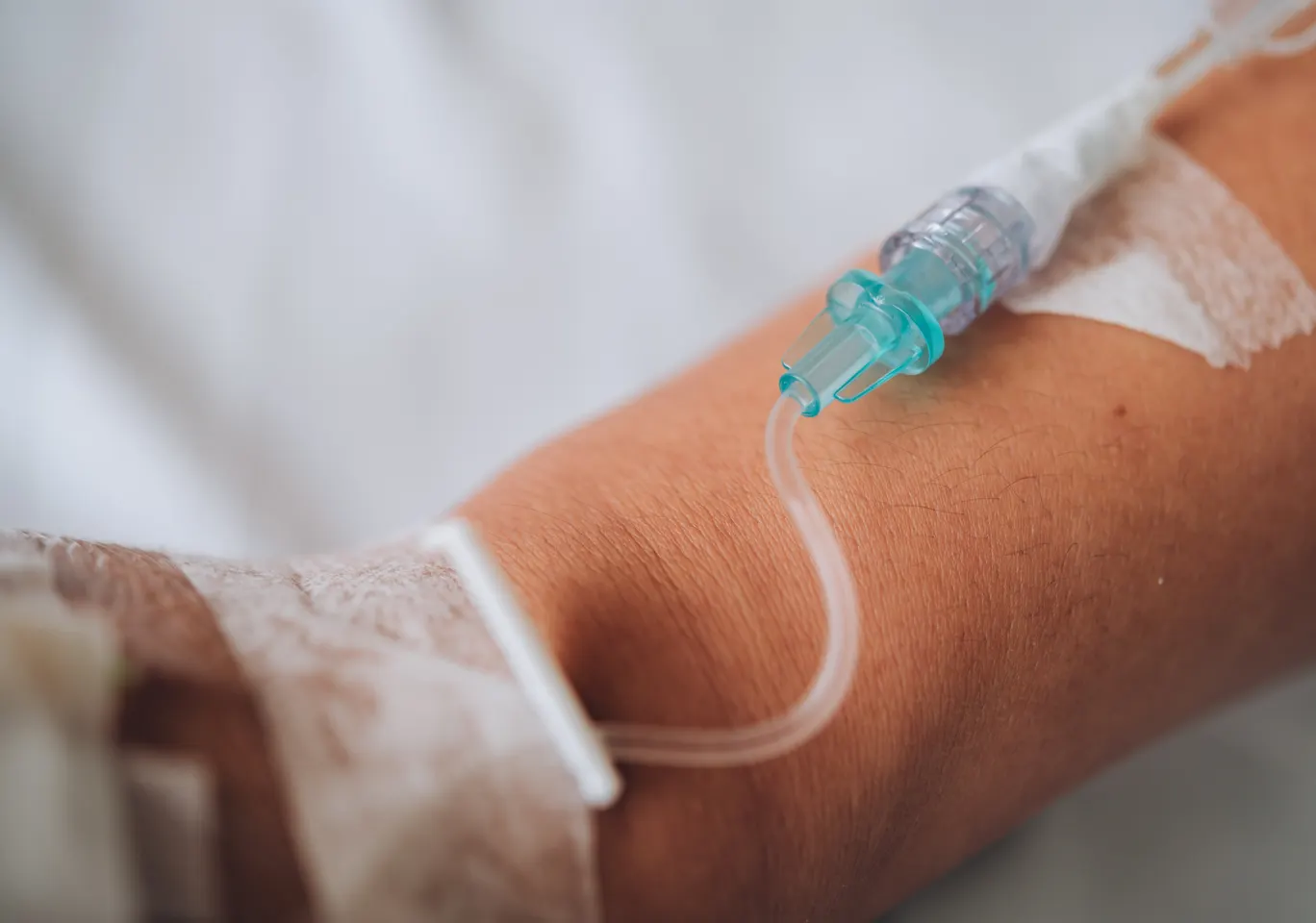 Kroplówki witaminowe Piaseczno: wenflon oklejony na przedramieniu podczas wlewu